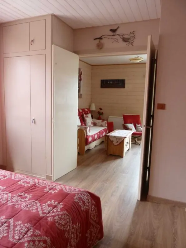 depuis la chambre, les portes étant ouvertes, aperçu sur le séjour