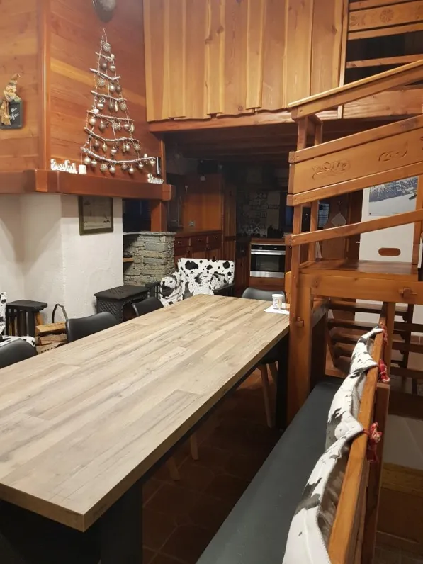 Niveau 0 : Salle  avec l'escalier qui monte à la chambre sous les toits à droite