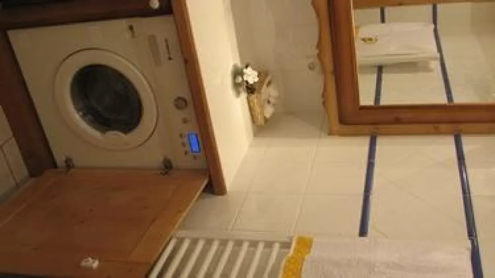 Salle de bain avec lave linge sèche linge