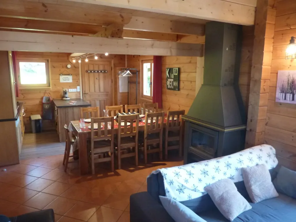 Le Chalet MATAYA vue sur le coin repas