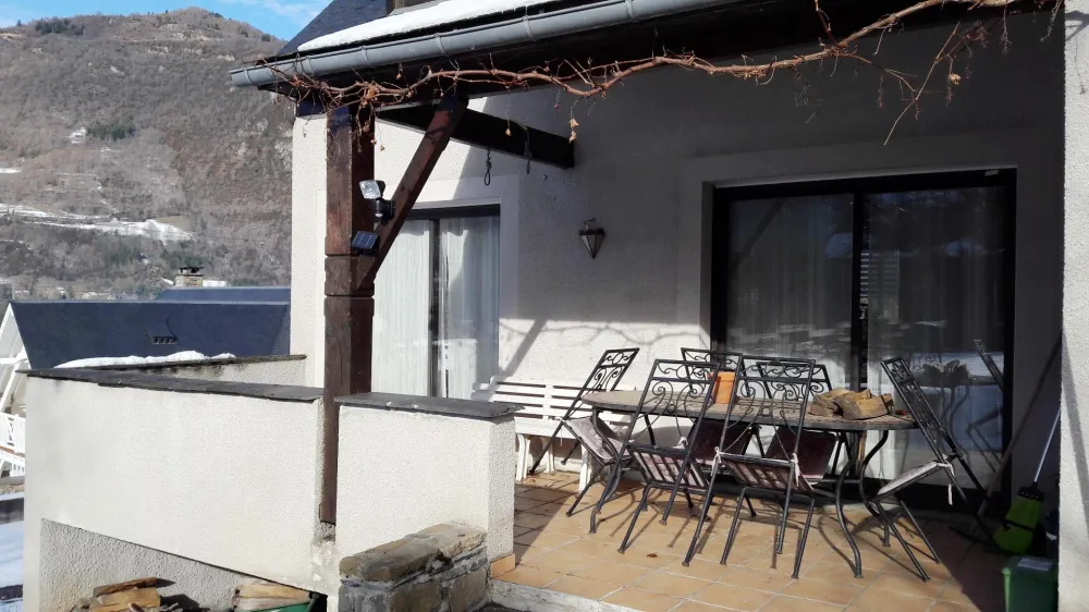 Grande terrasse face au jardin et aux montagnes