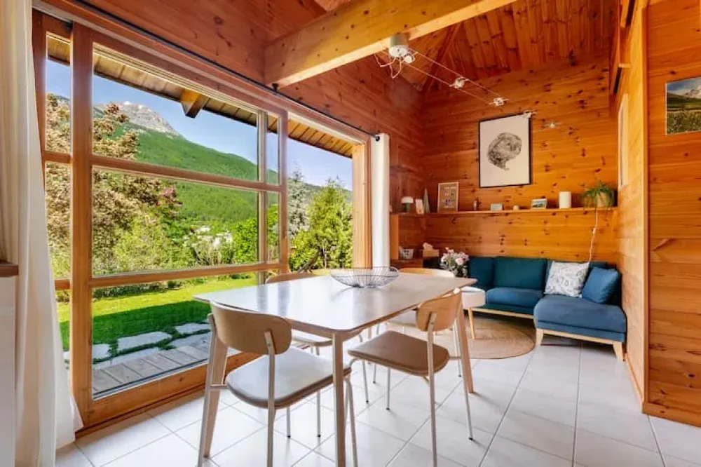 Pièce principale avec accès direct au jardin. 