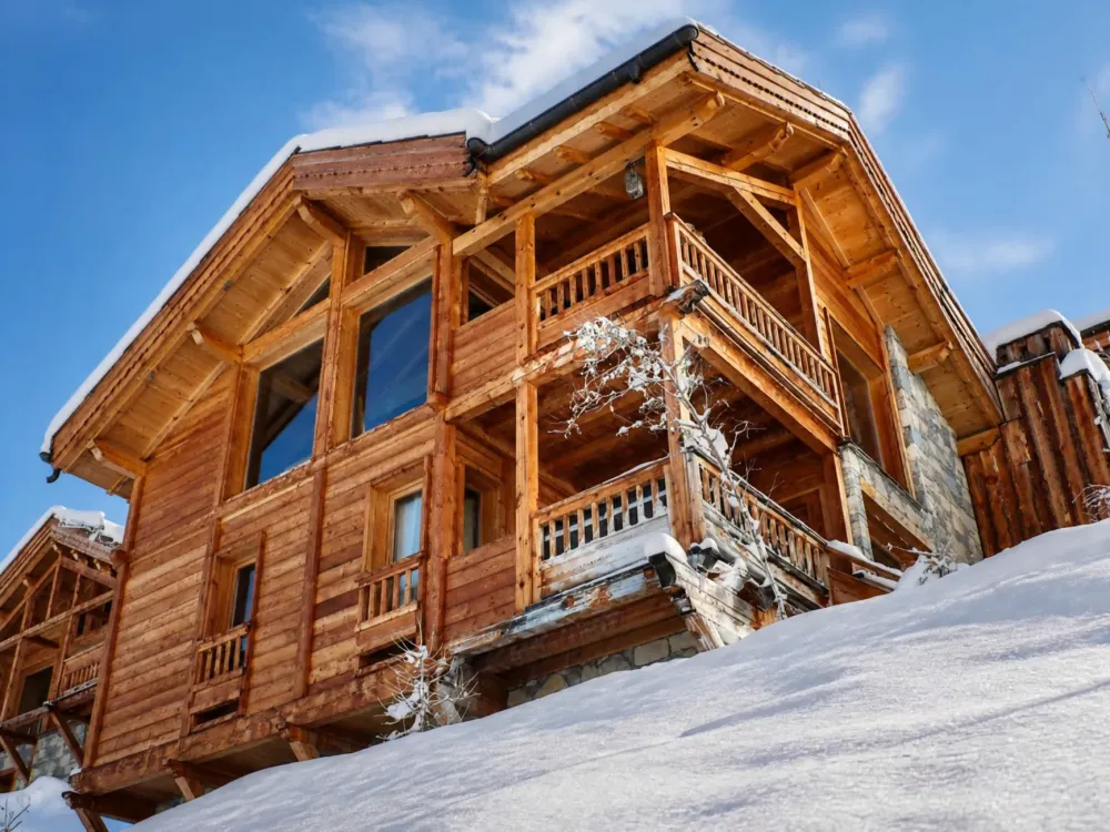 Façade principale du Chalet Hosszu à Vars en hiver, sous la neige, avec ambiance montagne et chalet haut de gamme.