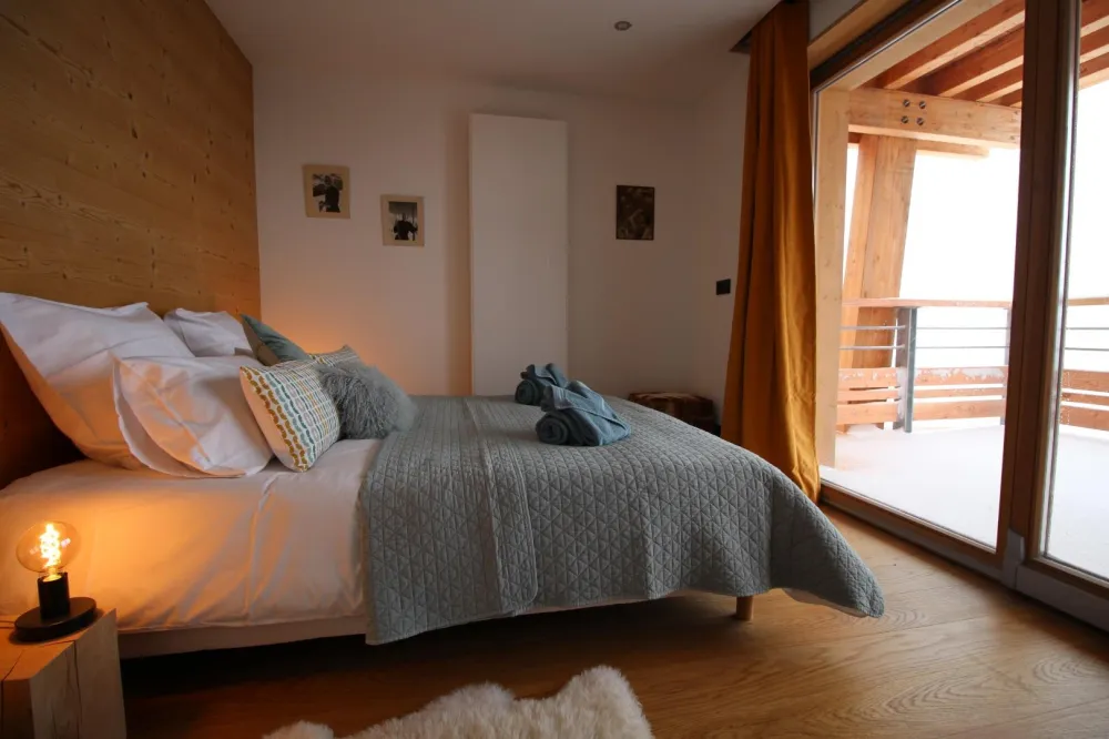 chambre-maître avec terrasse, salle de douche et grand placard intégré