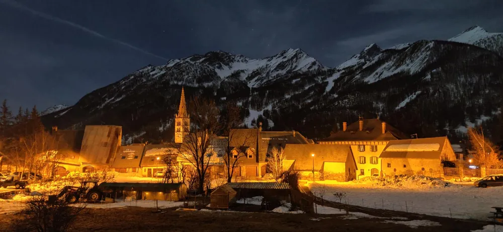 Le village de Monêtier à la pleine lune
