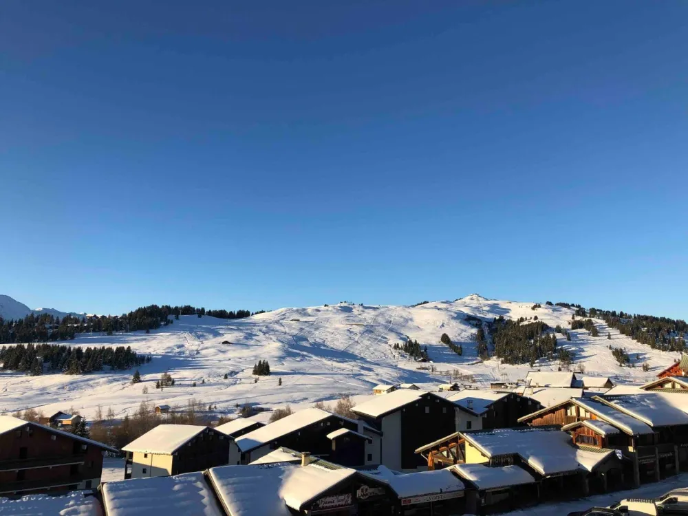Vue sur les montagnes, les pistes, le Mont Bisanne