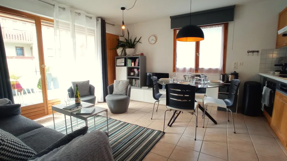 Un salon confortable avec canapé-lit (160 × 190 cm), télévision, lecteur DVD, Wi-Fi gratuit, bibliothèque, jeux de société et documentation touristique.
