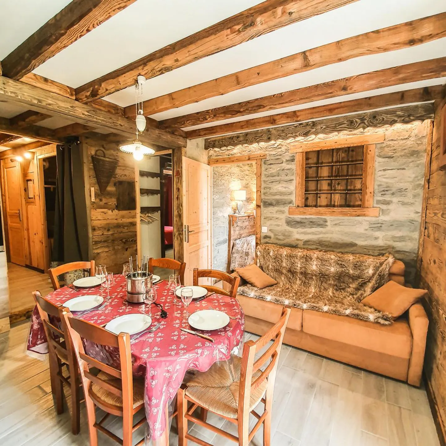 appartement pour 5 à 6 personnes ,aménager avec beaucoup de goût ,très chaleureux ,cuisine tout équipée 