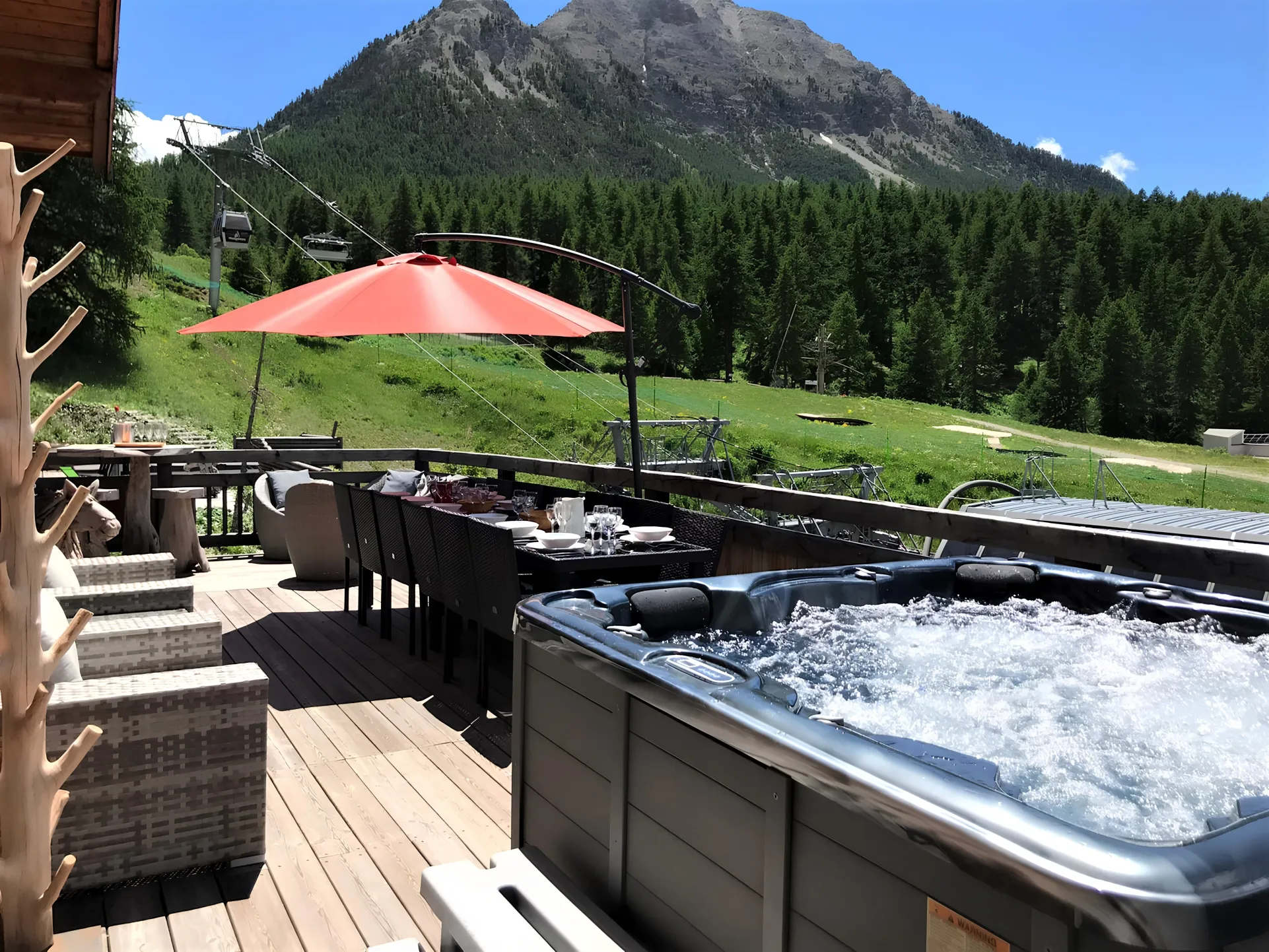 Déjeunez au soleil face aux montagnes avant de vous détendre dans notre jacuzzi chauffé, au retour d'une sortie VTT.