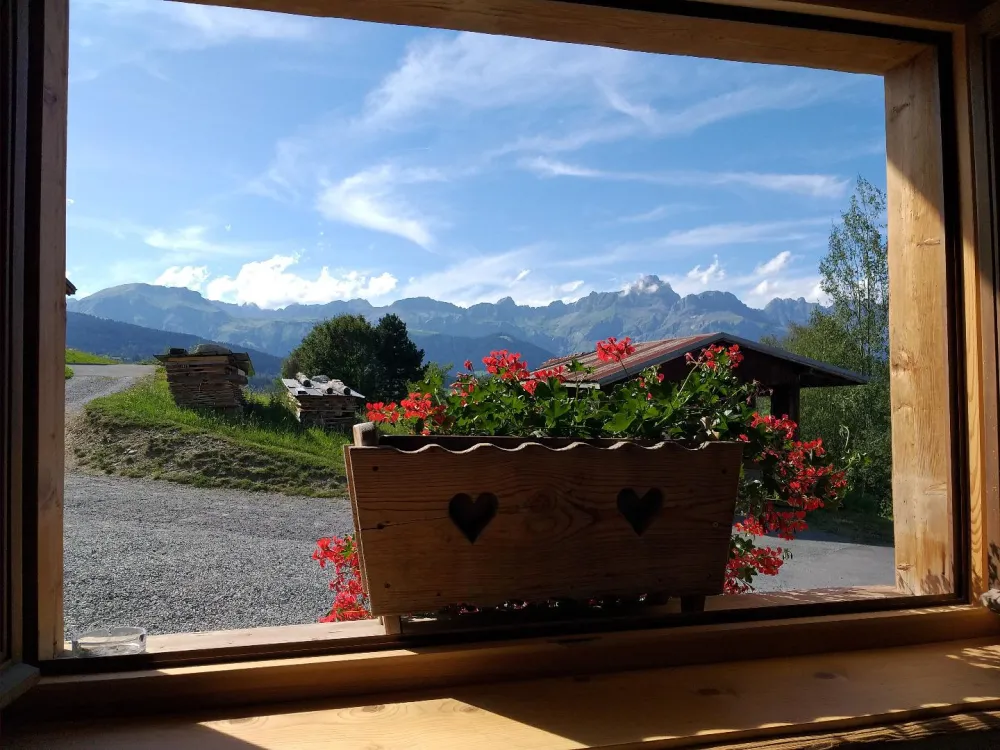 Vue sur les montagnes depuis le salon
