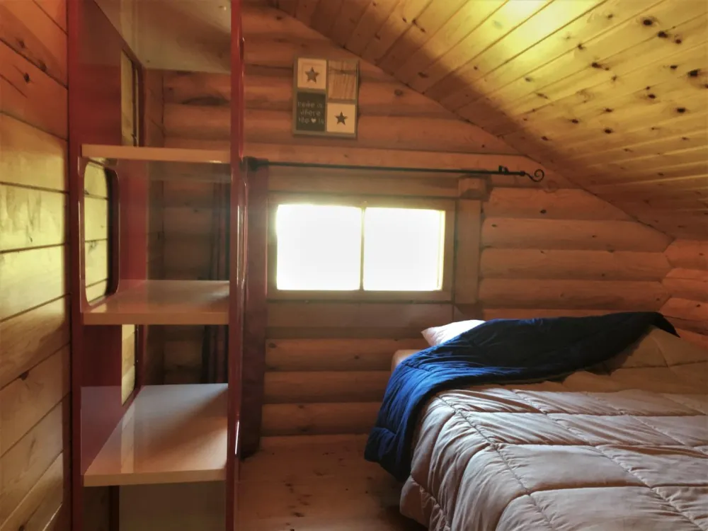 Chambre au 2ieme, lit double 140x190, rangements.