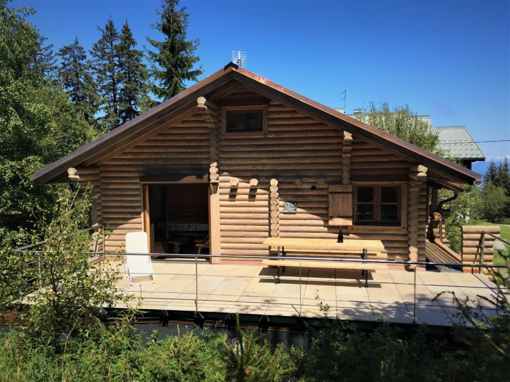 Vous pourrez profiter de sa magnifique terrasse plein SUD donnant sur les pistes "Minmin" et "Goulet". Vous l'aurez compris, le chalet se situe au pied des pistes. 