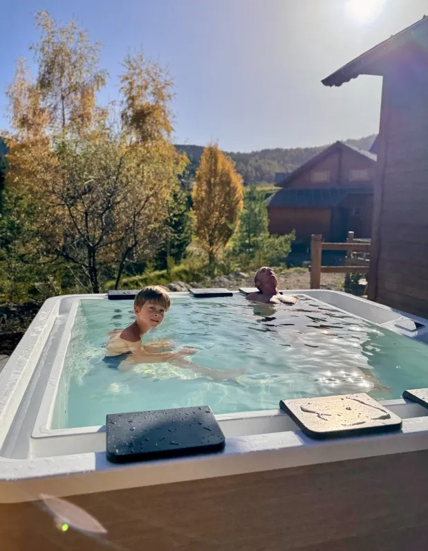 Été comme hiver, profitez d’un spa à La Joue du Loup. Notre jacuzzi privatif peut accueillir jusqu’à 6 personnes, pour des moments de détente et de quiétude après une belle journée ou dès le matin, avec le soleil et la montagne à l’horizon. ( option)