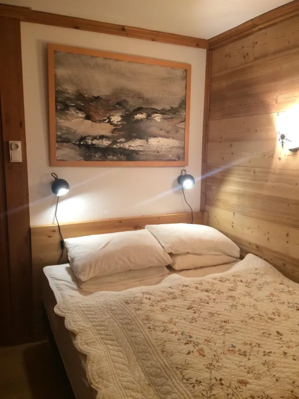 chambre double rez de chaussée, avec salle de douche. Vue sur le jardin 