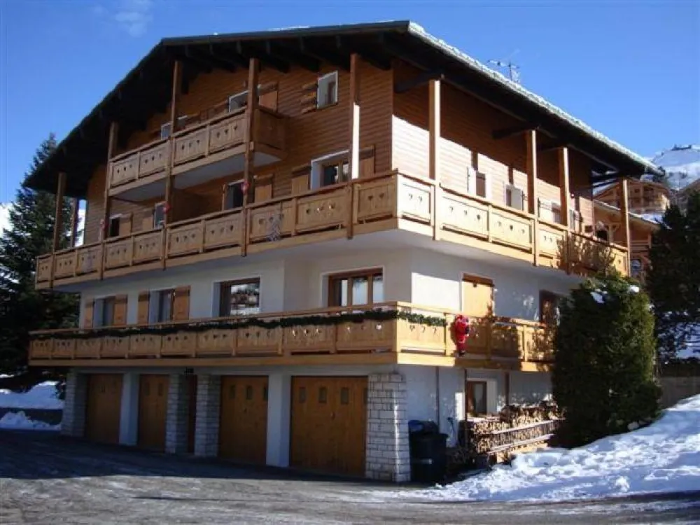 chalet de 3 appartements :  un 3 pièces 60m² 4 personnes ,4 étoiles , lits fait ,linge de toilettes fournis
 100m des pistes de ski , jardin des neiges,cours ESF, garderie , arrêt ski-bus .
entre 200/900m de tout les commerces 
