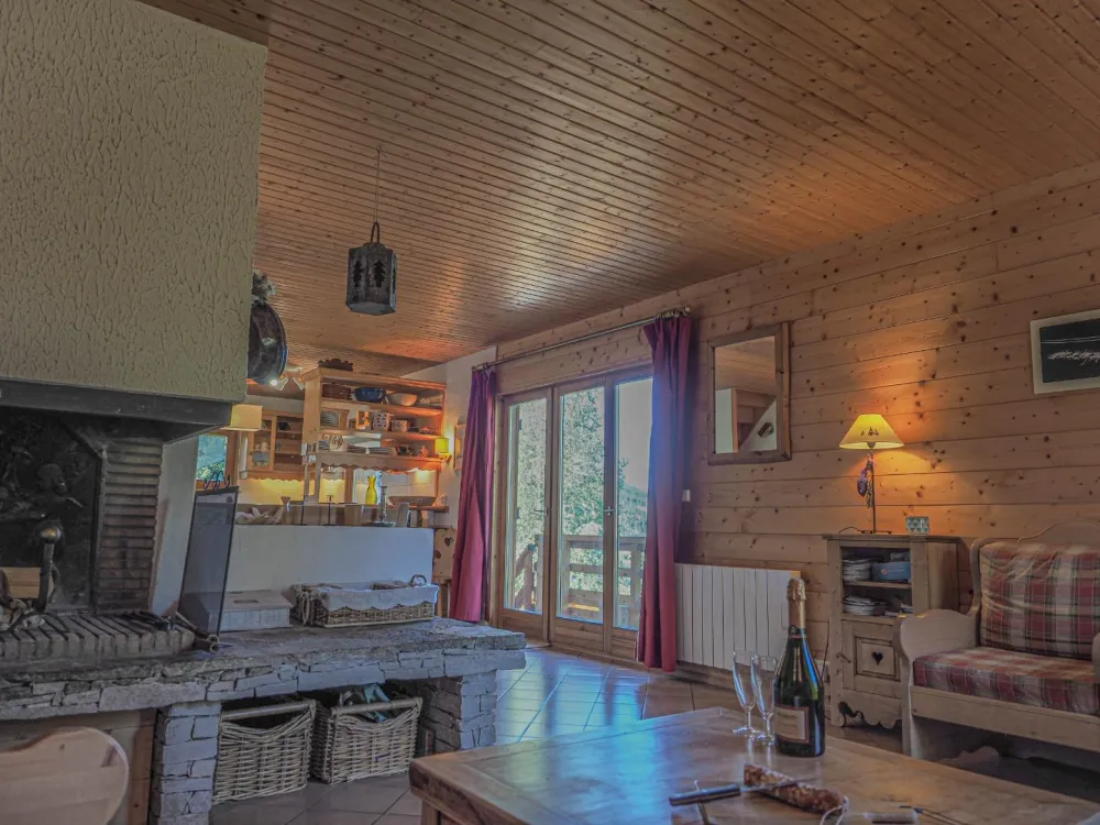 Salon avec un vrai cheminée