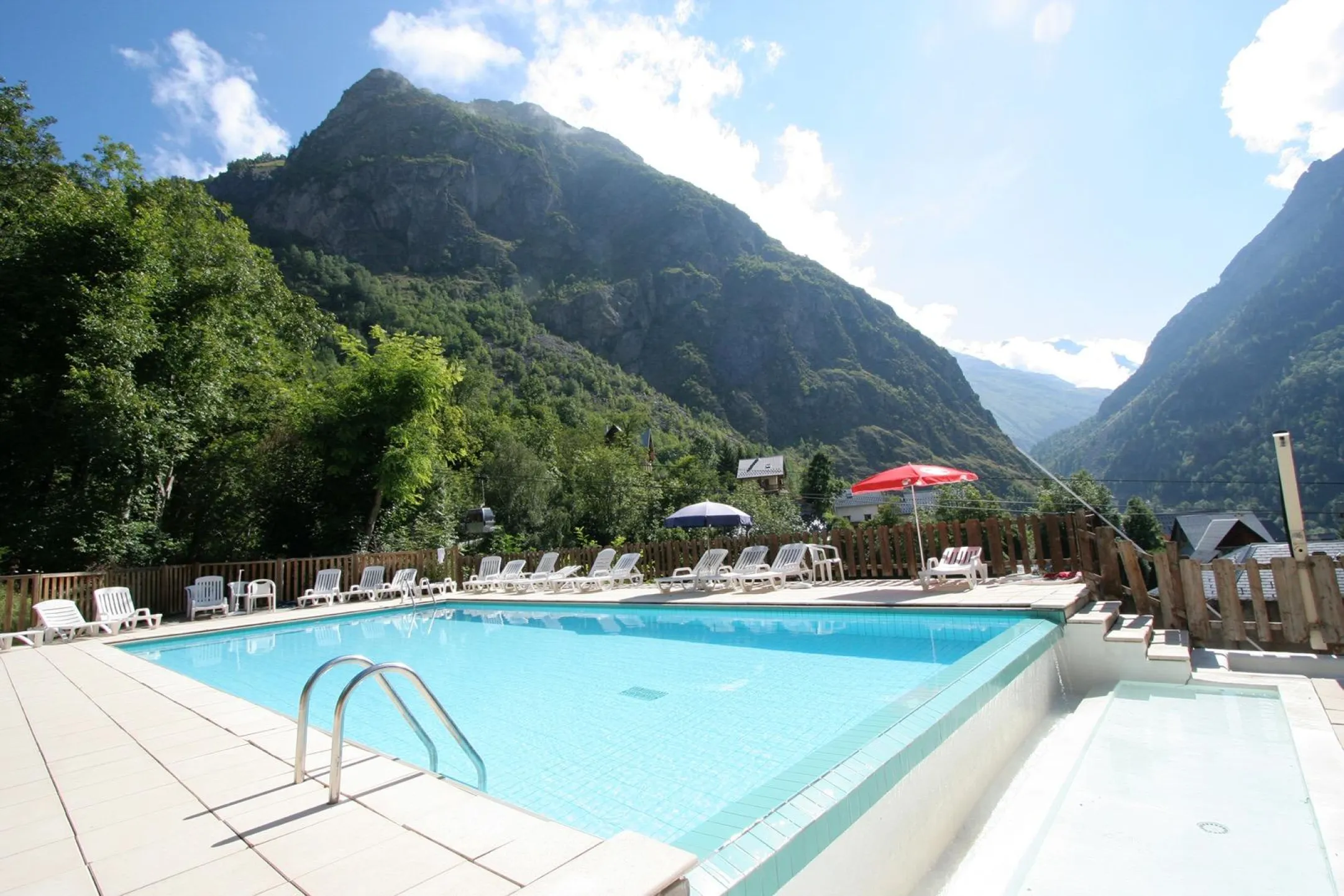 Espace commun : Piscine à débordement chauffée en été.