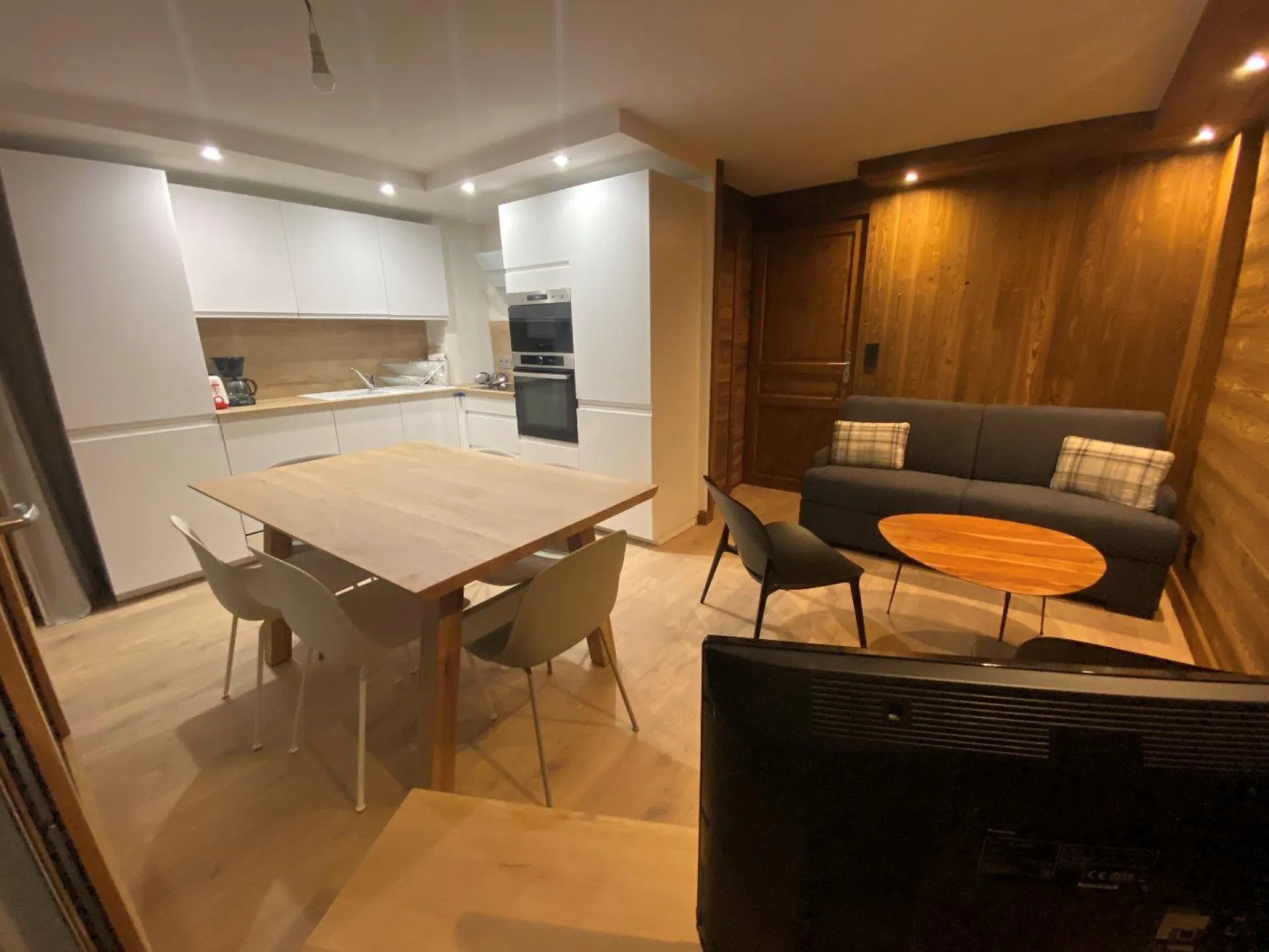 Pièce principale salon salle à manger / cuisine exposée plein sud avec grande baie vitrée