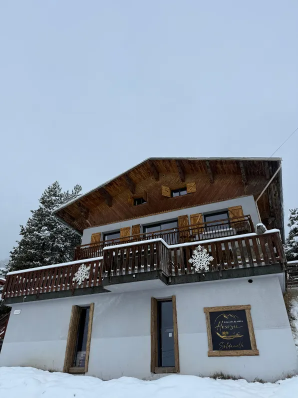 La façade principale du chalet la Soldanelle à Montgenèvre