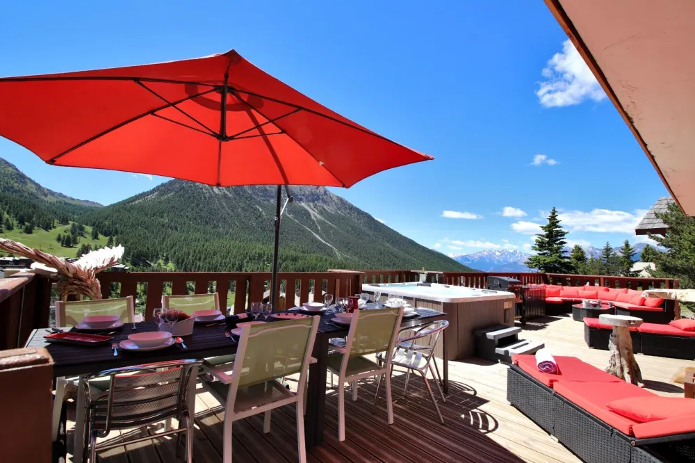 Le solarium du chalet vous accueille l'été comme l'hiver, avec un coin repas, le BBQ les transat, le salon de jardin organisé autour du jacuzzi. Que vouloir de plus? Le soleil, oui il est présent 300 jours par an!