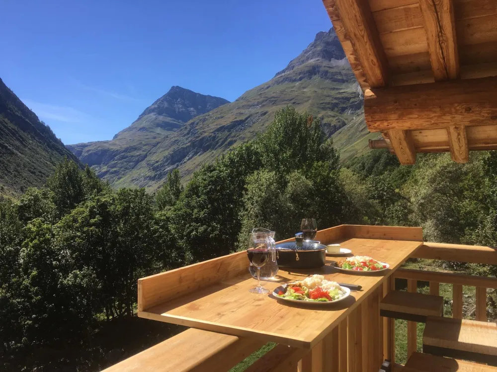 Le bar de balcon vous permettra de manger à quatre à l'extérieur, en profitant tous du magnifique paysage de montagne, sans vis-à-vis (sauf avec les marmottes...)