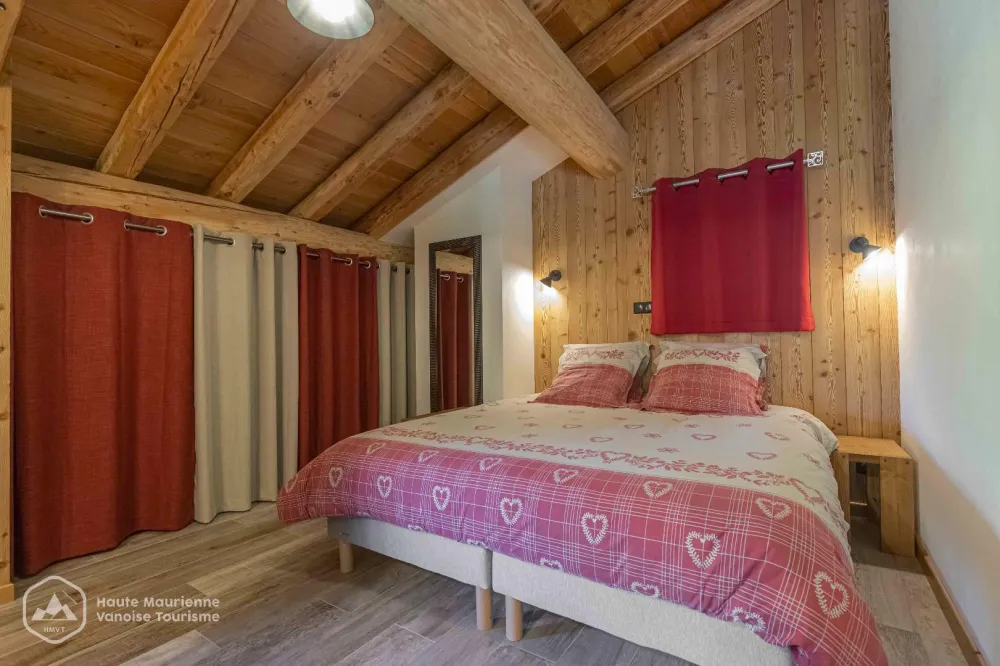 La chambre parentale : lit king size, espace, nombreux rangements...