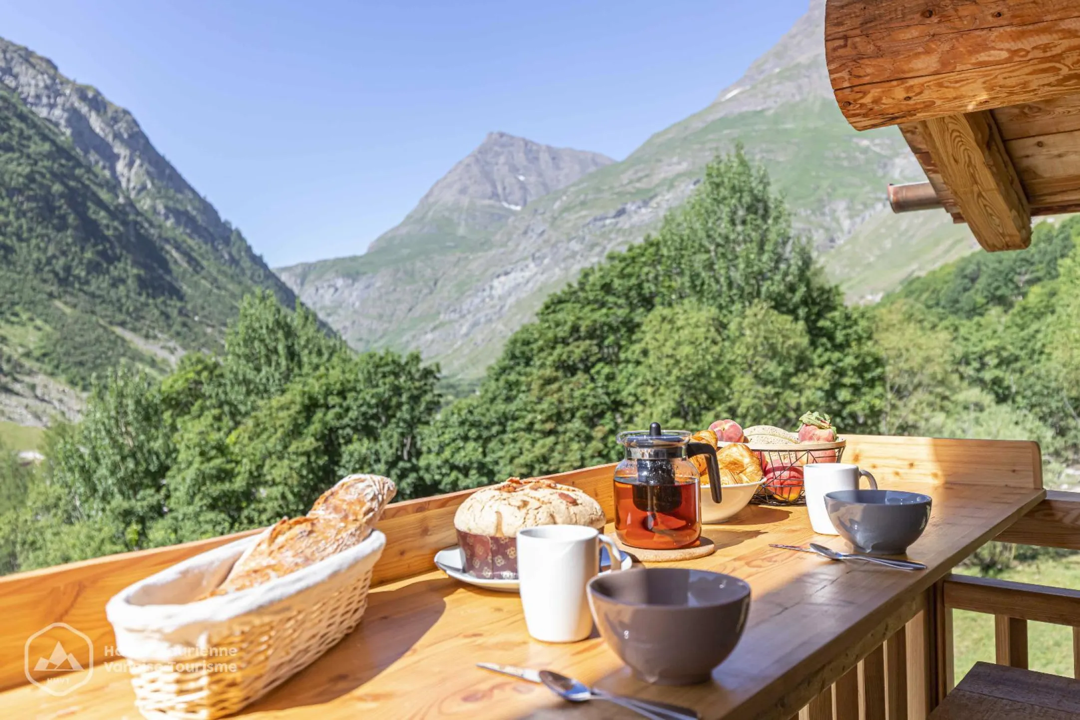 Un petit déjeuner au soleil sur le balcon de l'appartement pour profiter du bon air frais de nos montagnes...