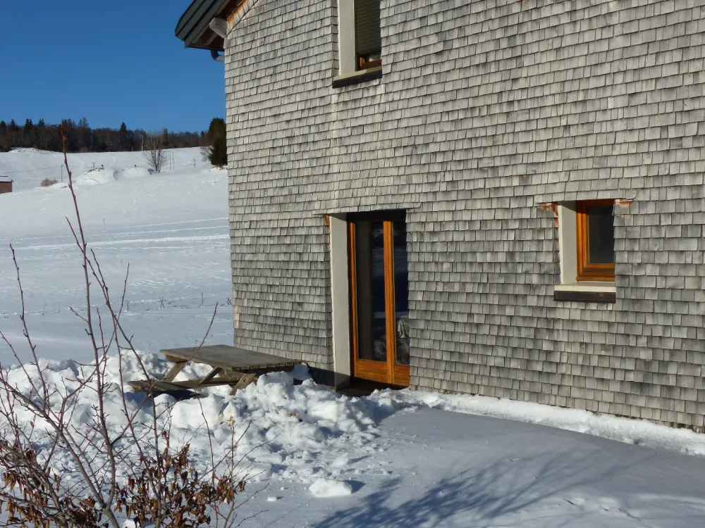 Terrasse du gîte en hiver.