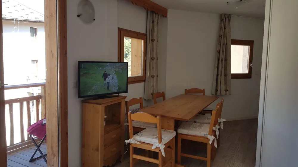 TV UHD 80cm dans séjour et coin repas